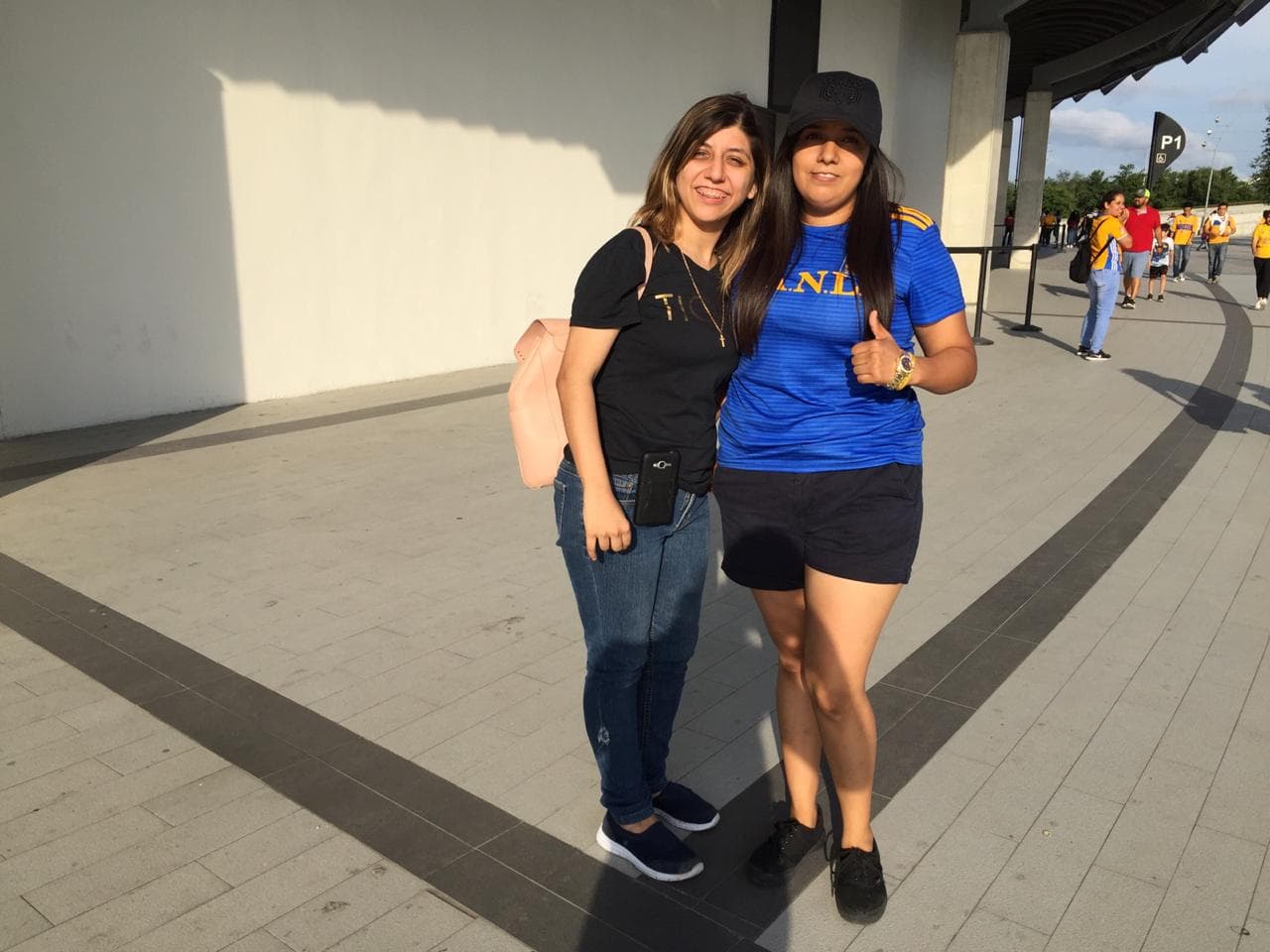 Así se vivió el ambiente dentro y fuera del Estadio BBVA previo al arranque de la Final de la Liga MX en el juego de Vuelta en el que se sabrá si Rayadas o Tigres se coronan en la Liga MX Femenil. Un marco esplendoroso se vivió con dos aficiones muy conectadas.