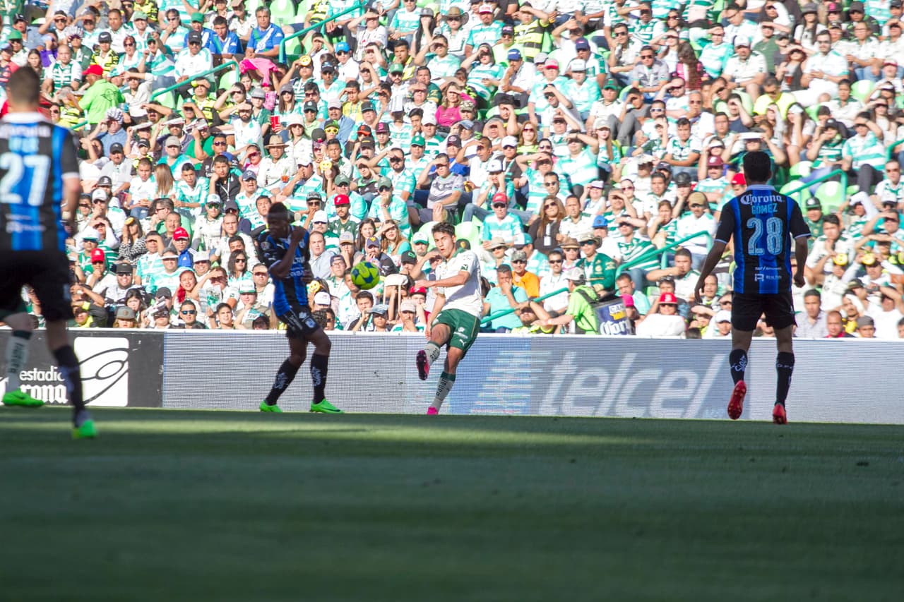 Las llegadas por las bandas fueron el arma principal de Santos, que a base de centros buscó romper el cerrojo defensivo.