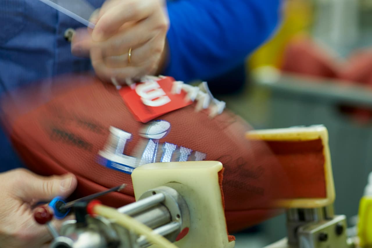 “Me pregunto si ese balón es uno de los que he cosido. Es un honor", dijo Sandy Sibert, quien tiene siete años trabajando en la compañía, dicho esto cuando mira por televisión los juegos.