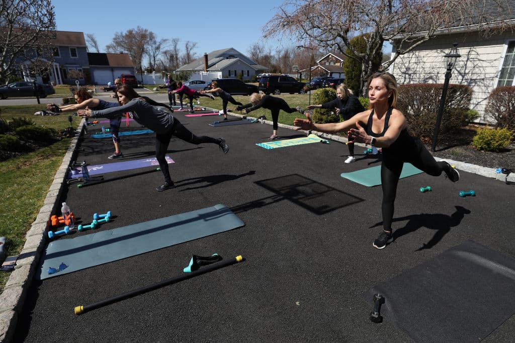 Tras la emergencia del coronavirus, Jamie Benedik organizó clases de fitness a puerta abierta en Long Island. Los asistentes tomaron la sesión conservando una distancia prudente entre ellos.