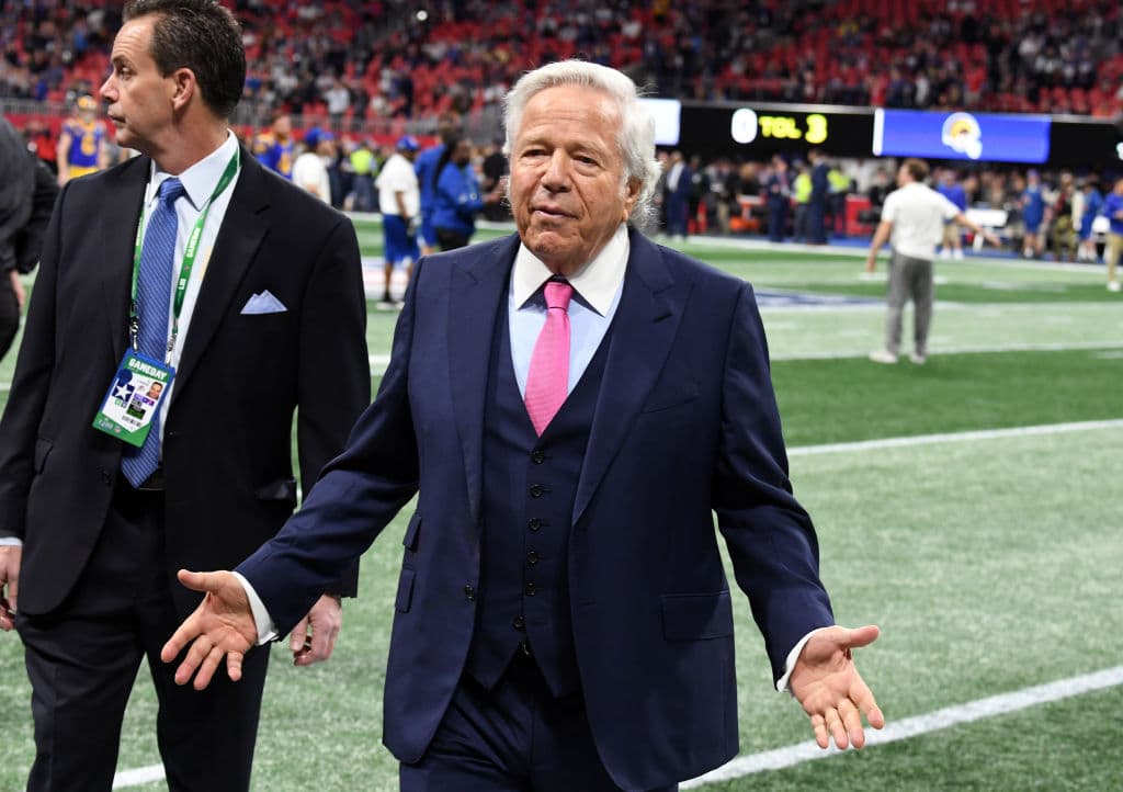 La Fiscalía de Florida le plante´ó una declaración de culpabilidad negociada a Robert Kraft, propietario de los New England Patriots , y otros individuos imputados de pagar por sexo ilícito en una sala de masajes.