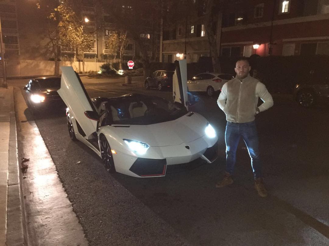 El Lamborghini Aventador Roadster es otra de las adquisiciones del luchador irlandés, por casi 500,000 dólares. Según la marca, puede alcanzar una velocidad máxima superior a 220 millas por hora (352 km/h).