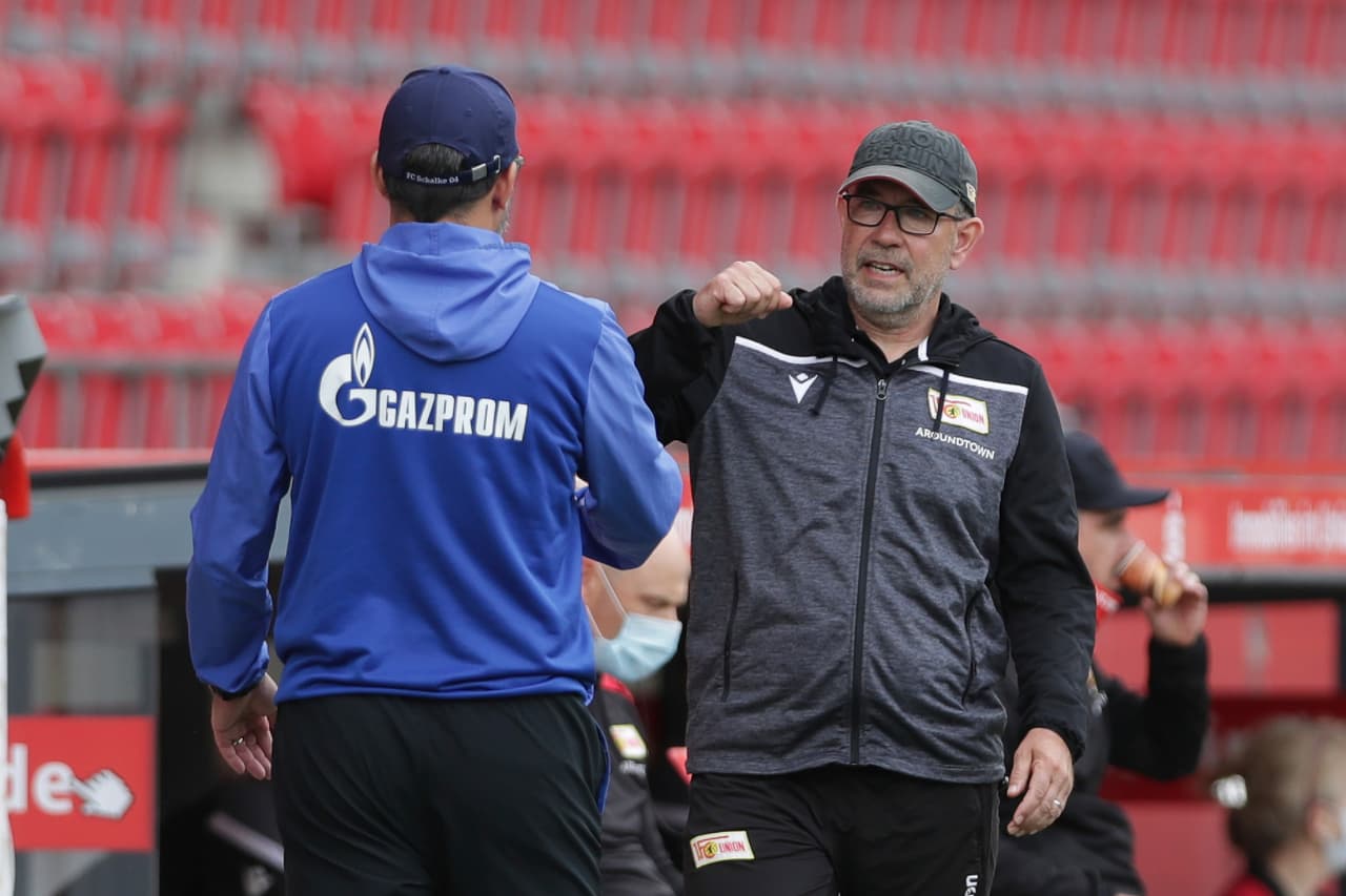 Urs Fischer y David Wagner, entrenadores del Union Berlin y Schalke 04 respectivamente, se saludan de codo previo al choque entre ambos equipos.