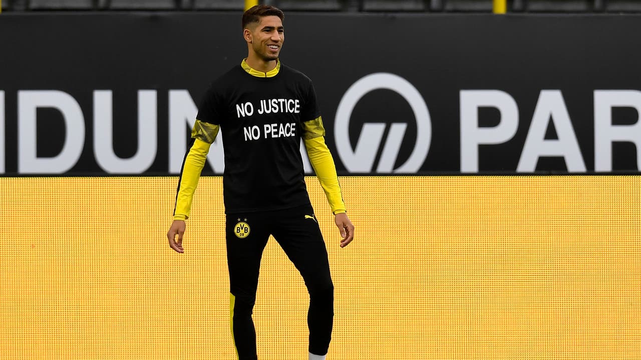 Antes del encuentro ante Hertha Berlin, los jugadores del Borussia Dortmund hicieron el calentamiento portando camisetas en apoyo a la etiqueta #BlackLivesMatter. Previo al silbatazo inicial, ambas escuadras se arrodillaron formando un círculo al centro de la cancha en forma de protesta ante el racismo y la discriminación.