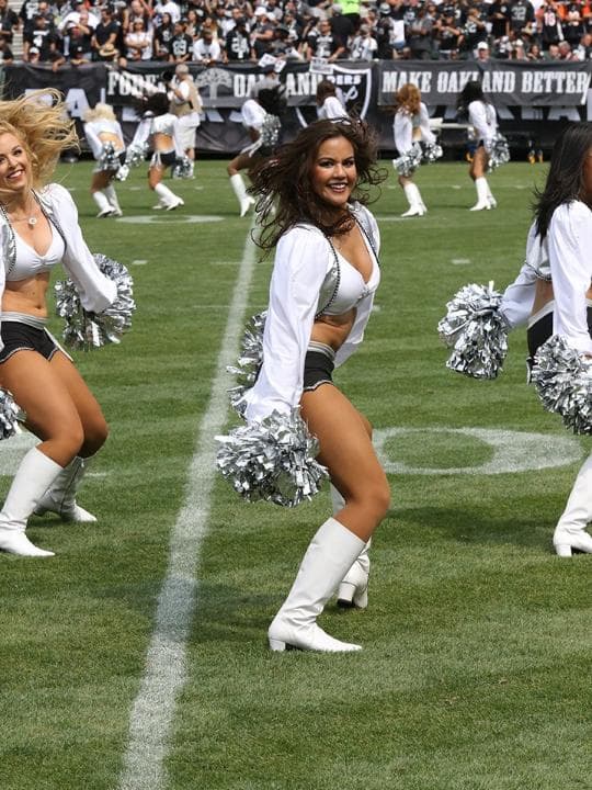 Cuatro temporadas deleitando a los fans de la NFL. Brandi está en las filas de las fabulosas Raiderettes y te presentamos las mejores tomas de ella.
