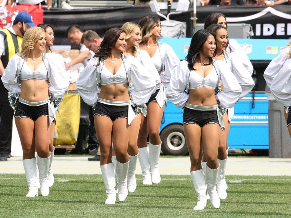 Cuatro temporadas deleitando a los fans de la NFL. Brandi está en las filas de las fabulosas Raiderettes y te presentamos las mejores tomas de ella.