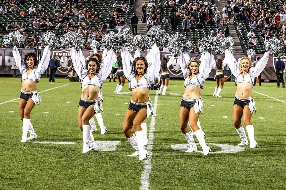 Cuatro temporadas deleitando a los fans de la NFL. Brandi está en las filas de las fabulosas Raiderettes y te presentamos las mejores tomas de ella.