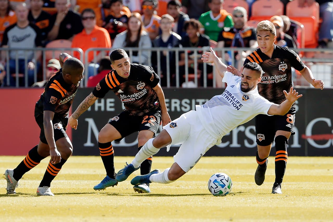 Sebastian Lletget se complica la jugada y al tratar de salir de enmedio de tres jugadores rivales, el estadounidense recibe la falta.