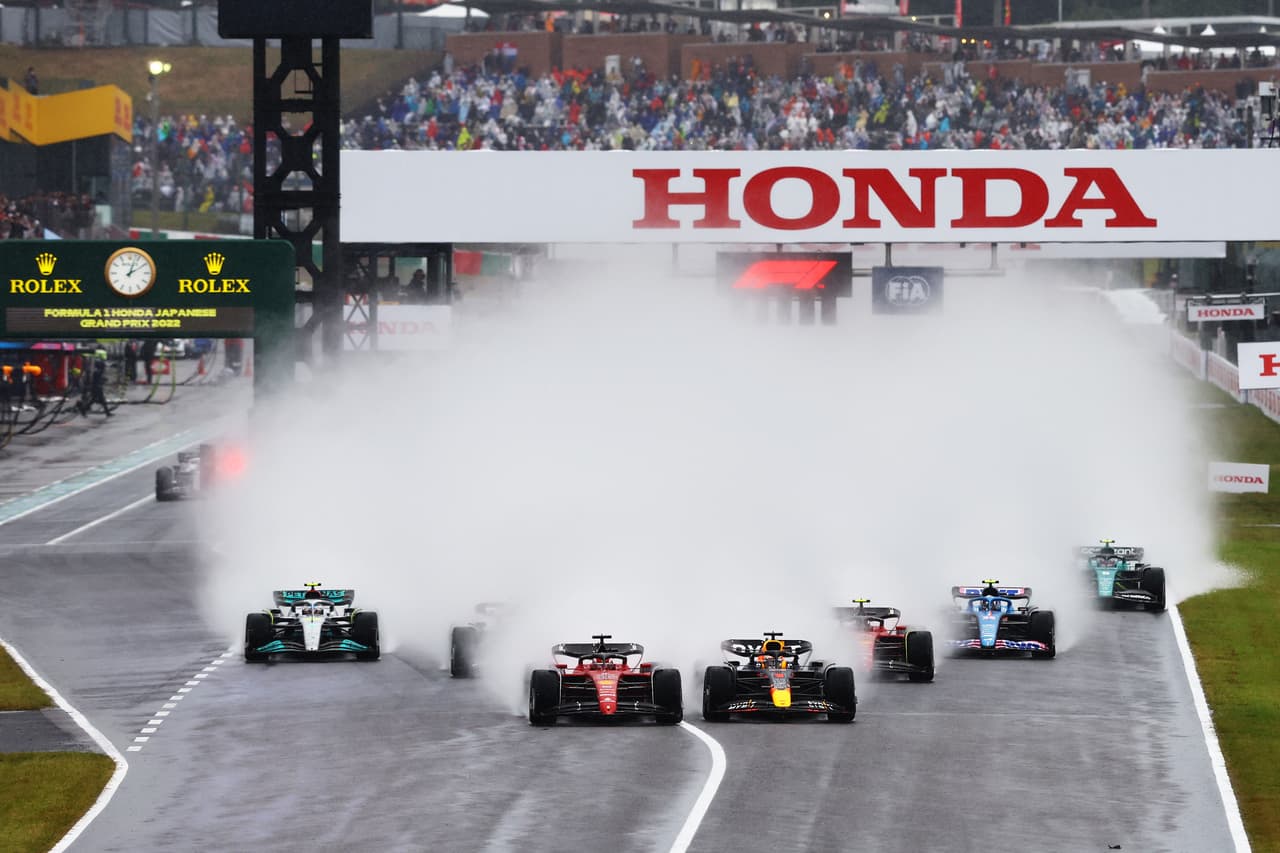 La fuerte lluvia hizo de las suyas en el circuito de Suzuka correspondiente al Gran Premio de Japón, lo que obligó a aplazar la carrera luego de apenas tres vueltas recorridas sin que haya un estimado de tiempo para reanudar la carrera.