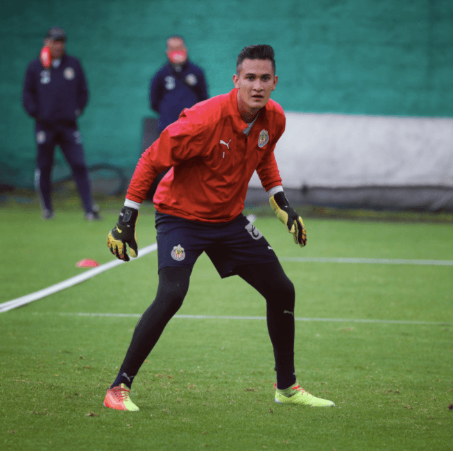 Raúl Gudiño pinta para ser titular con Chivas