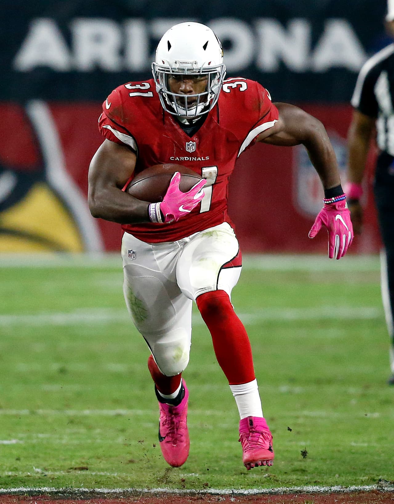 <b>1. DAVID JOHNSON | Arizona Cardinals</b>
<br>Es un corredor muy versátil que fácilmente superará las 2 mil yardas de scrimmage si se mantiene sano. La ofensiva de Arizona gira entorno a él y su fuerza y velocidad lo hacen un peligro en campo abierto.