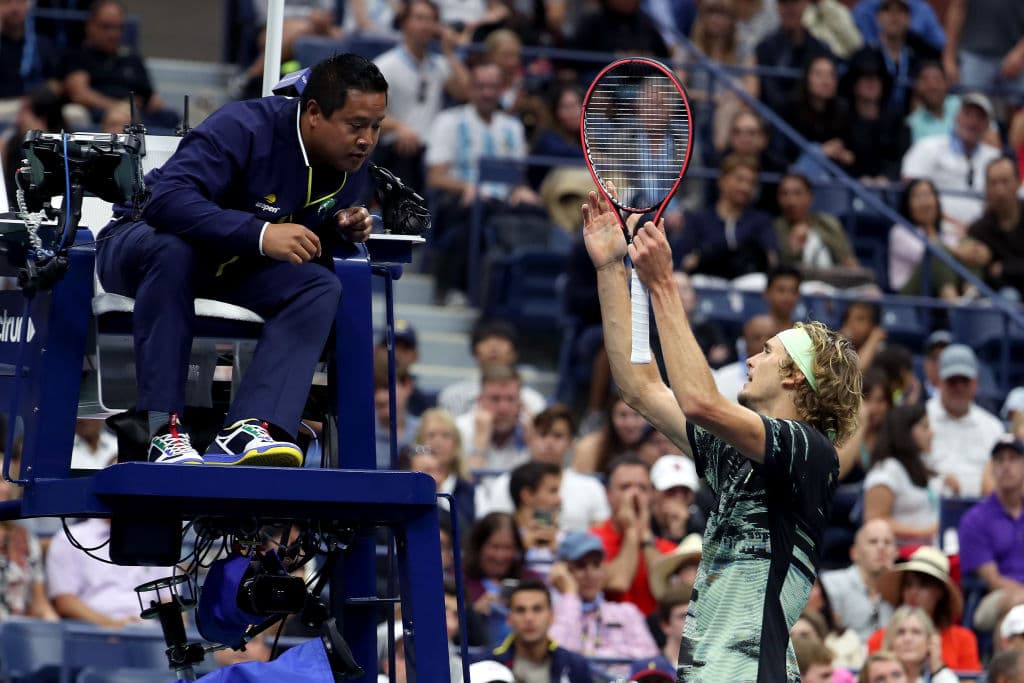 No es la primera vez que Zverev tiene este tipo de arranques, pues ya en diversas ocasiones ha tenido problemas destruyendo raquetas, con los umpires, los fans e incluso con oficiales de los torneos y hasta con patrocinadores.