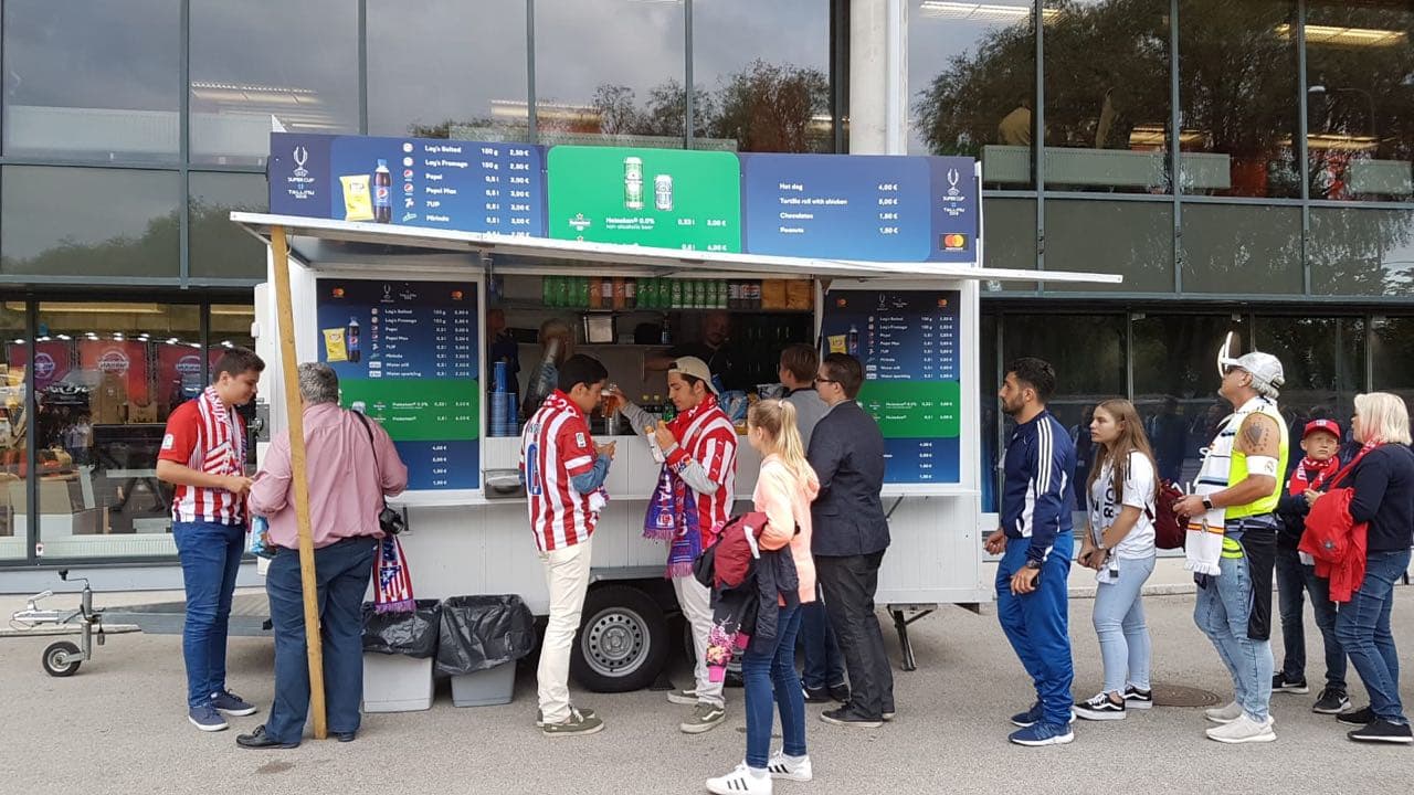 Así como en los pequeños puestos de comida para no pasar hambre o tener que pagar altas sumas dentro.