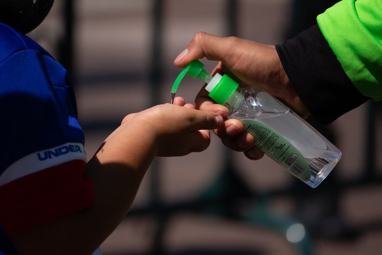 Los asistentes a los estadios toman precauciones ante la inminente propagación del virus.