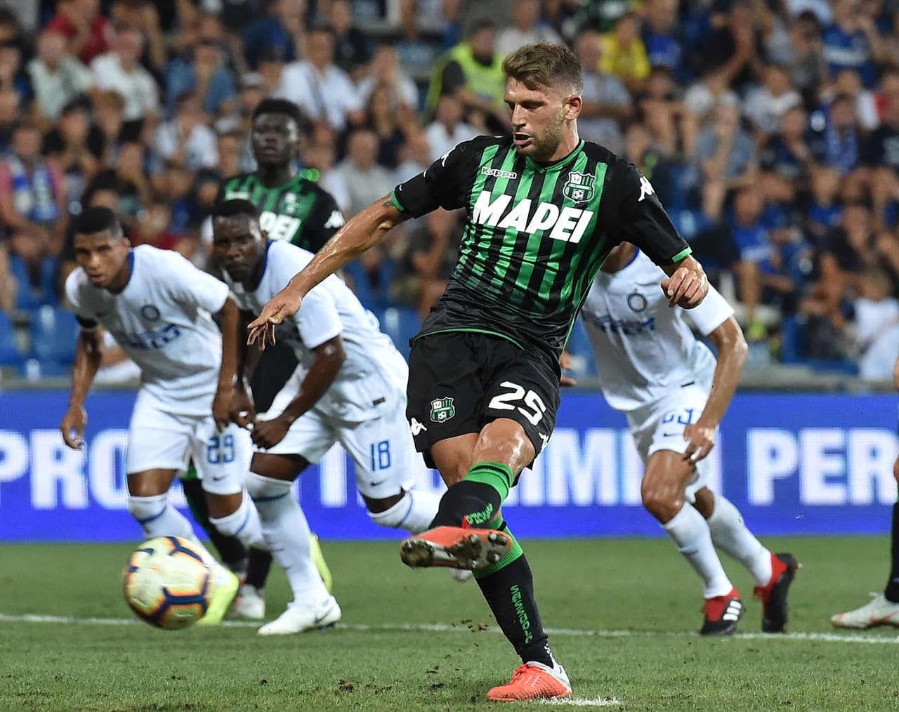 Un gol del modesto Sassuolo, equipo también conocido como los Neroverdi, a los 27 minutos, de penalti, por parte del jugador más caro de este club, Domenico Berardi (16 mde), fue suficiente.