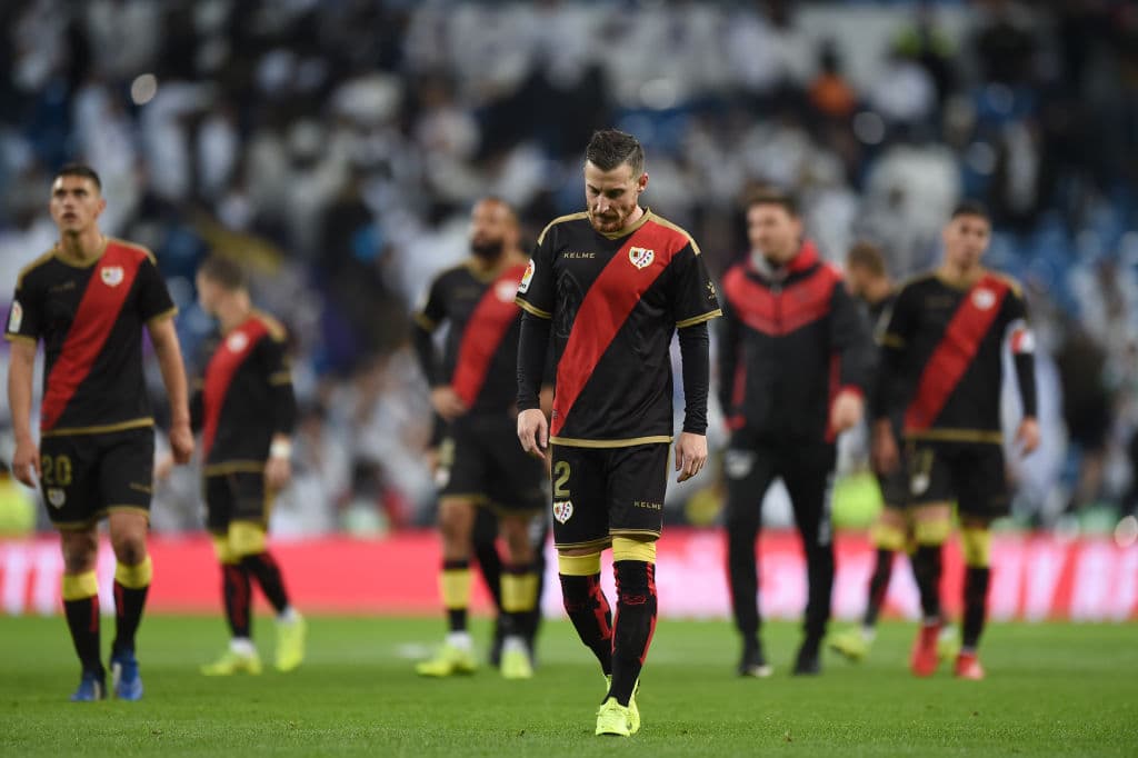 El club madrileño Rayo Vallecano culminó como el peor de la Liga de España con 32 unidades en el puesto 20 por lo que regresa a la Segunda División. Semanas antes del término de la campaña ya sabían su destino.