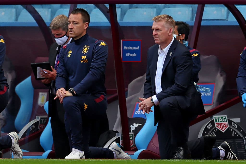 John Terry y Dean Smith, entrenador del Aston Villa, protestan previo al encuentro.
