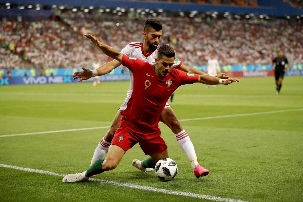 Aunque también los persas empezaron a ejercer su propia presión a los lusitanos. Se aprecia a André Silva (9) proteger el esférico pero siendo empujado por Ramin Rezaeian.