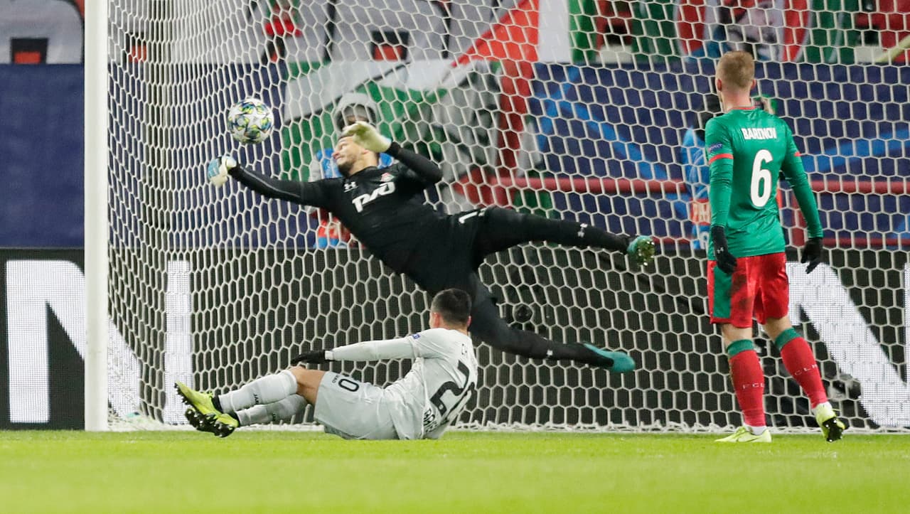 El portero Guilherme no logra llegar al balón y se convierte en gol del Leverkusen.