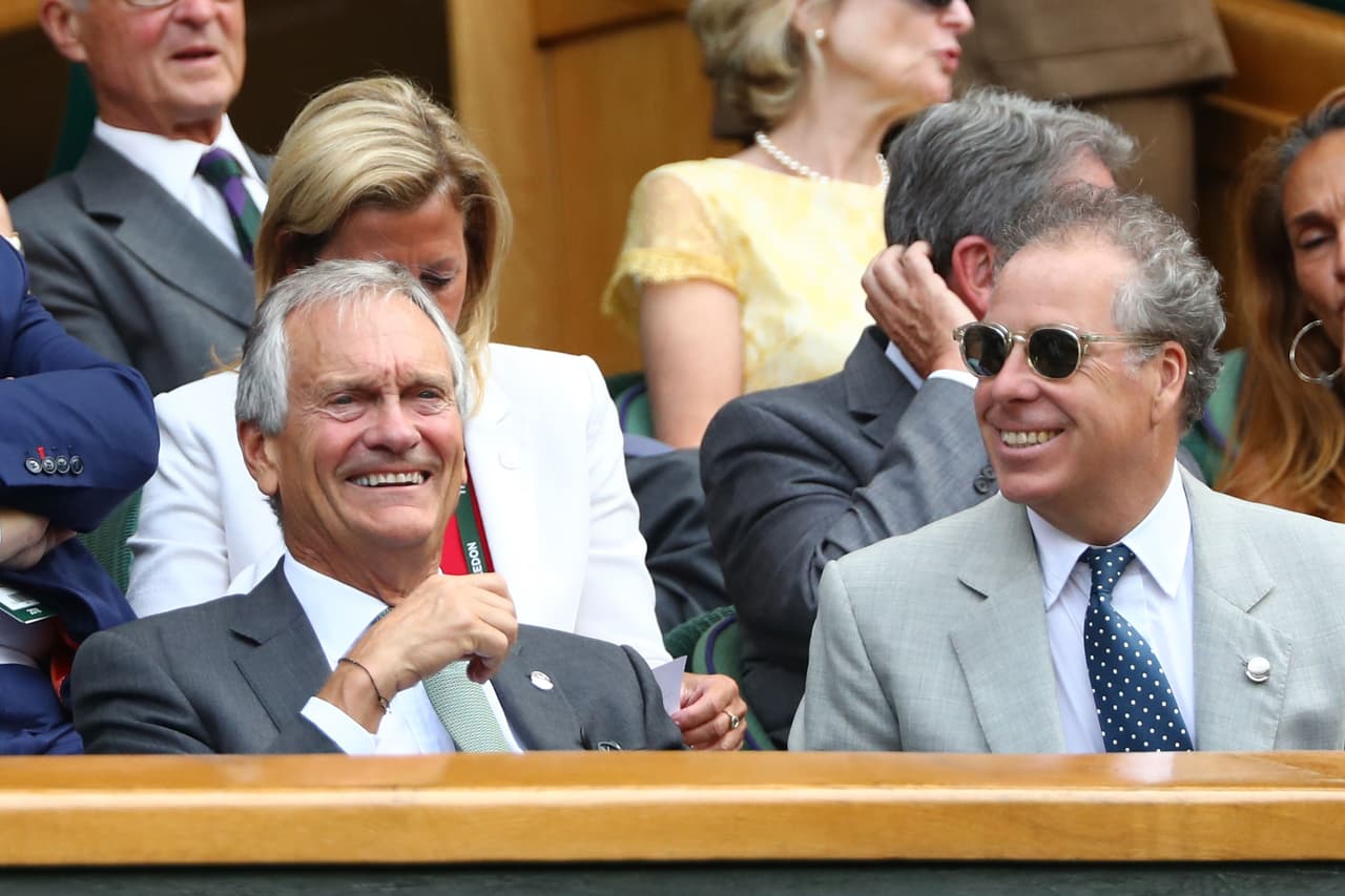 Charles Delevingne (empresario reconocido y padre de las modelos/actrices Cara y Proppy Delevingne) y David Armstrong-Jones (II conde de Snowdon y presidente de una de las casas de subastas más importantes del mundo)