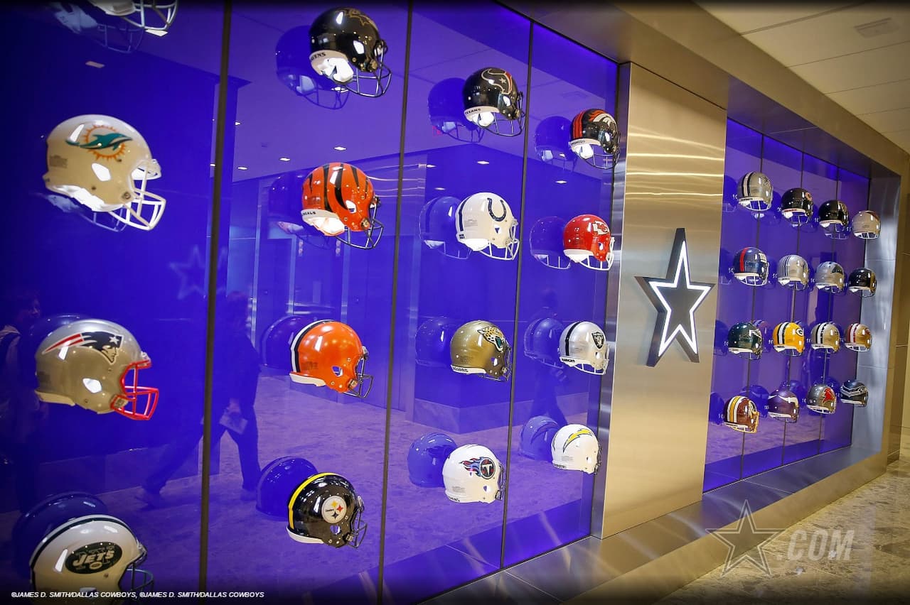 Los cascos de los 32 equipos de la NFL presentes en The Star.