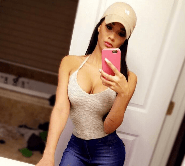 <a href="https://www.univision.com/deportes/sensacion-deporte/la-harias-tu-amante-una-infidelidad-con-esta-sexy-modelo-dano-la-boda-de-un-futbolista-fotos" target="_blank">A pesar de su romance con Lovelace</a>, el futbolista tuvo un hijo con su exprometida Stephania Christoforo,
<b> </b>que fue registrado el 30 de mayo.