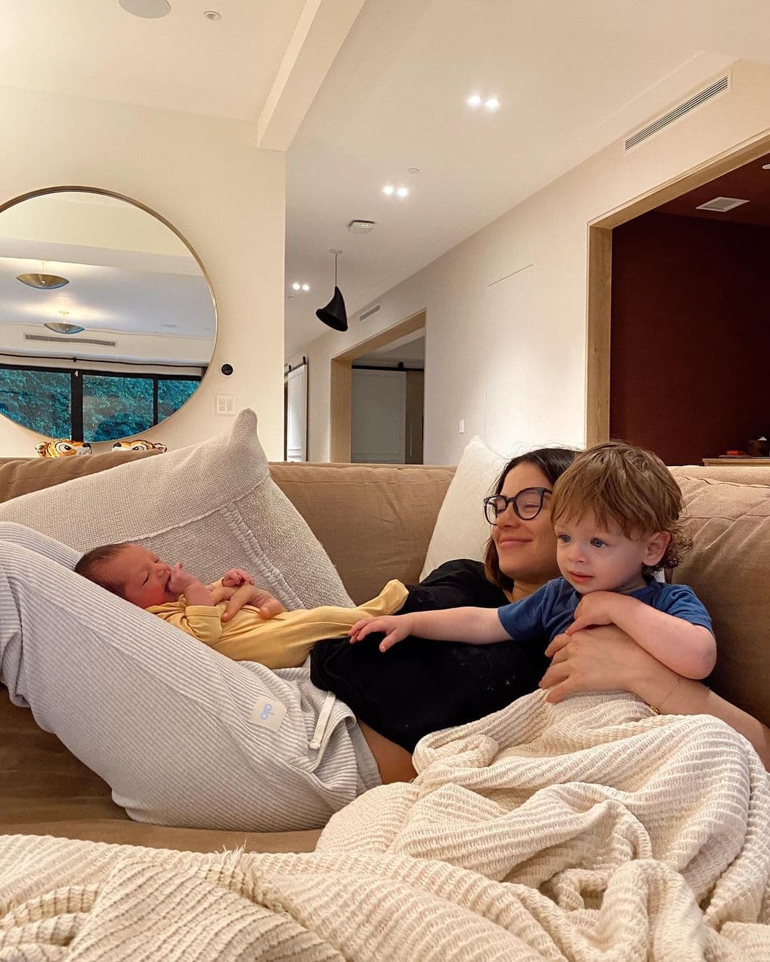 Desde entonces, Sarah se ha mostrado en las redes sociales como una madre ejemplar, dedicada a la crianza de sus hijos.