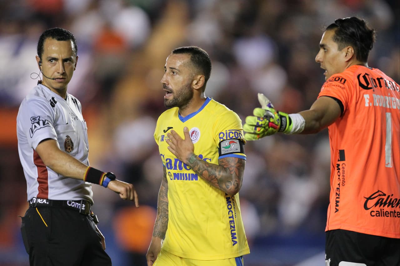 El juego se tornó ríspido, los potosinos hicieron acopio de mañas, marrullerías y cualquier artilugio que les permitiera consumir la mayor cantidad de tiempo, le agua les llegaba al cuello.