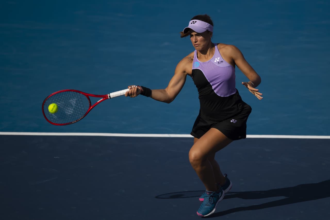 Mónica Puig en el juego contra Maria Sakkari correspondiente a la primera ronda del Abierto Mexicano Telcel celebrado en la cancha central en Acapulco, Guerrero.