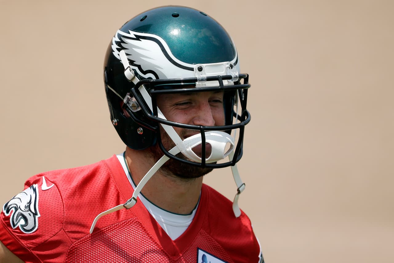 Chip Kelly sobre Tim Tebow: "El es un QB, no lo vemos en ninguna otra posición"