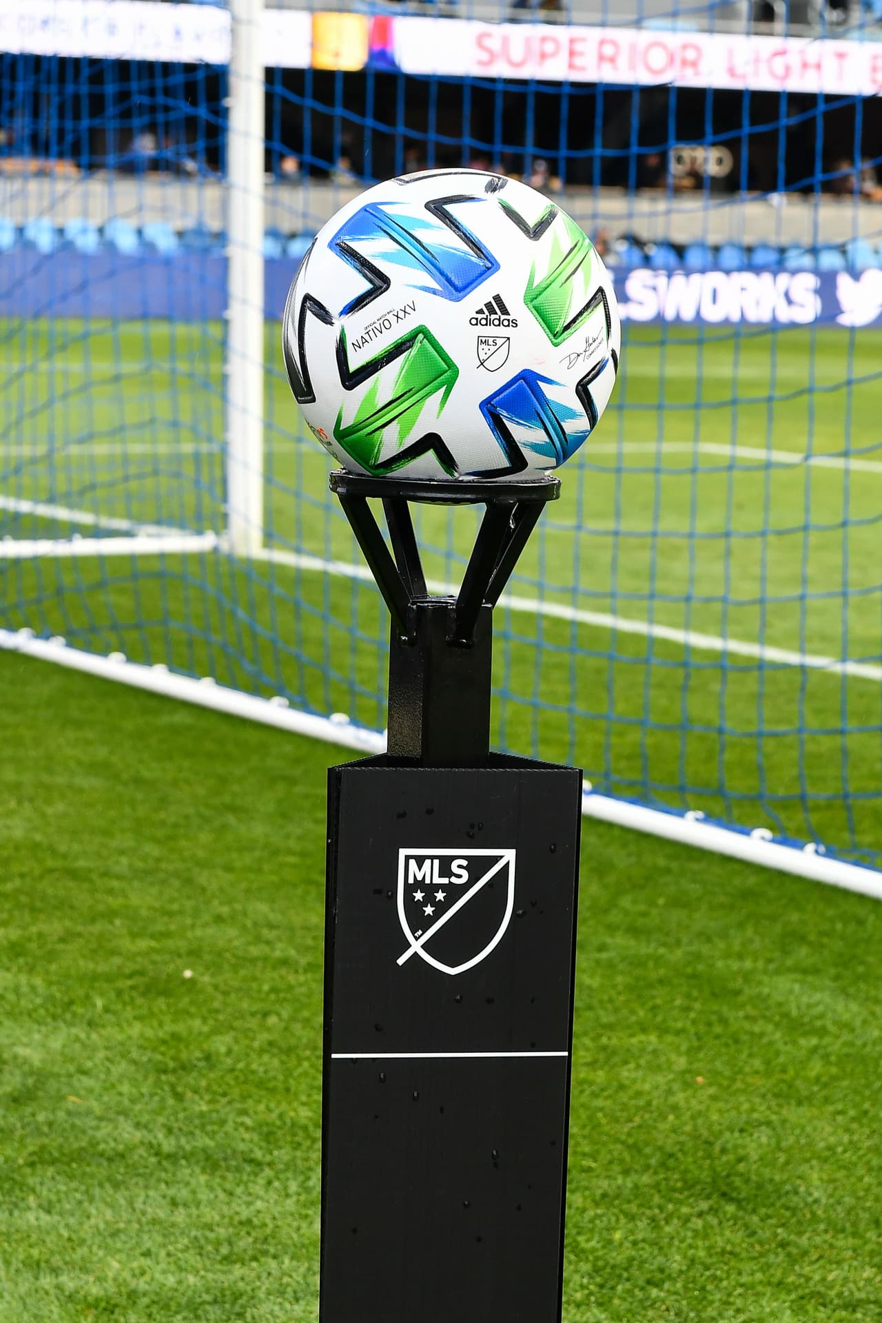 El balón es un esfuerzo por la sostenibilidad, fabricada con materiales y tintutas de base acuosa.