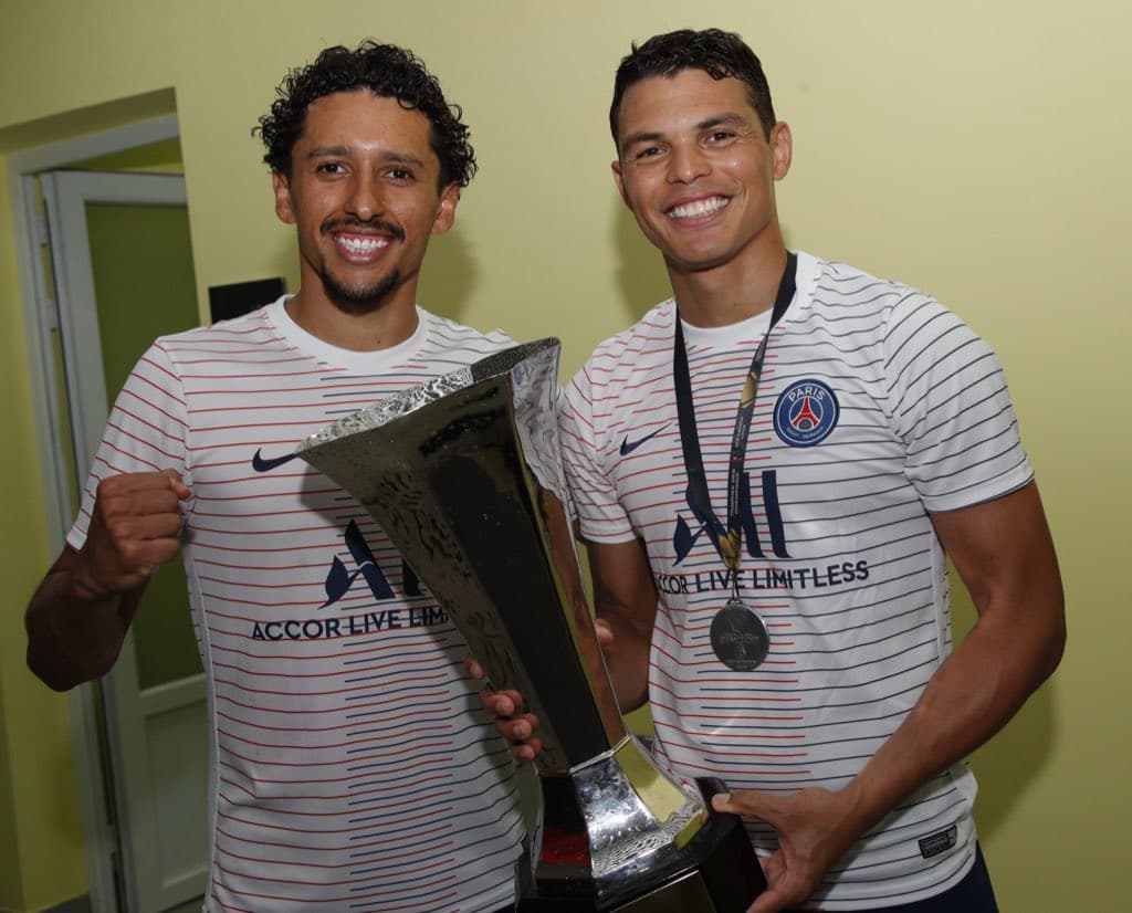 Los brasileños Marquinhos y Thiago Silva celebran el título.