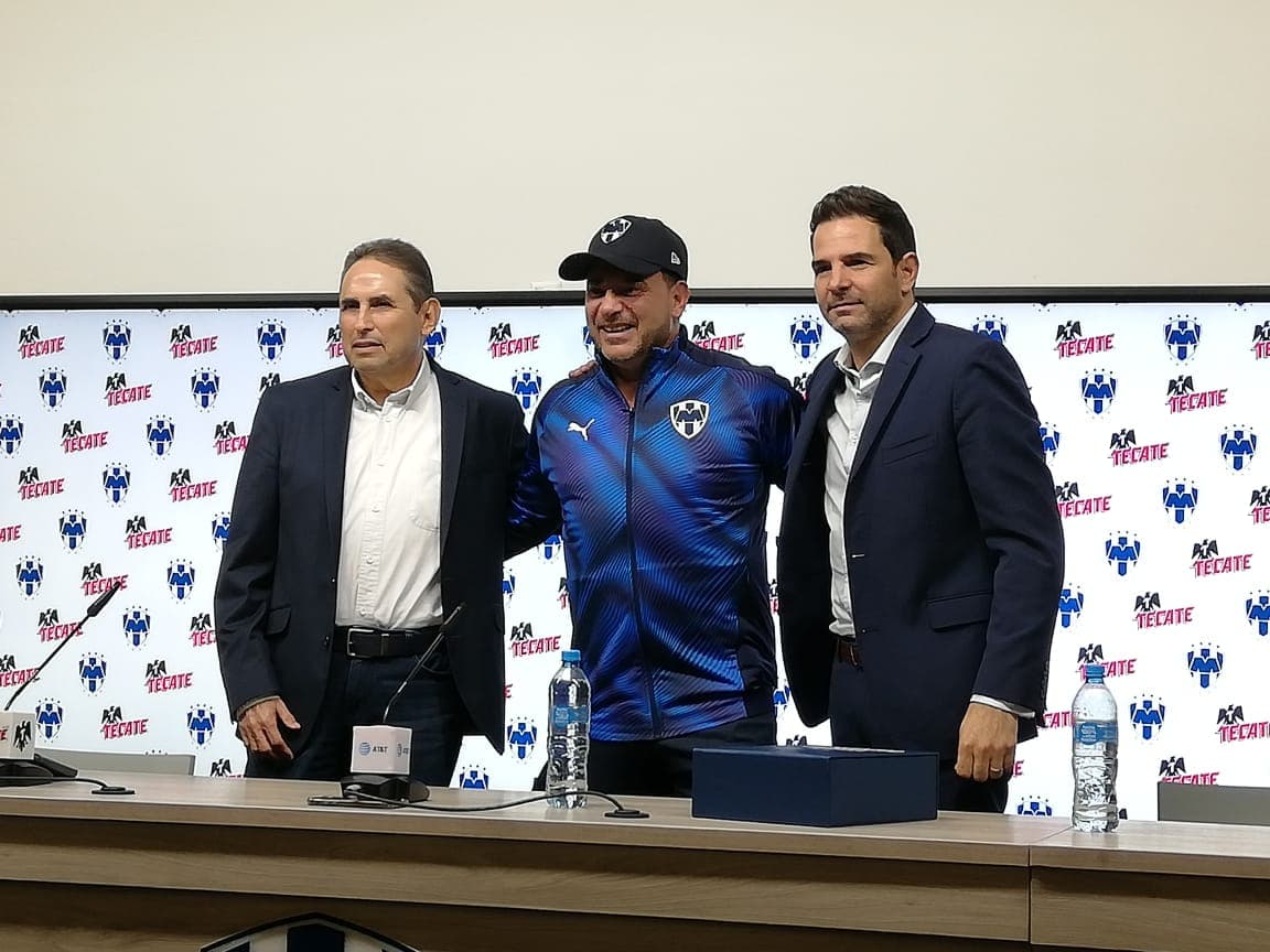 Monterrey presenta a su nuevo Director Técnico, Antonio Mohamed, en su estadio.