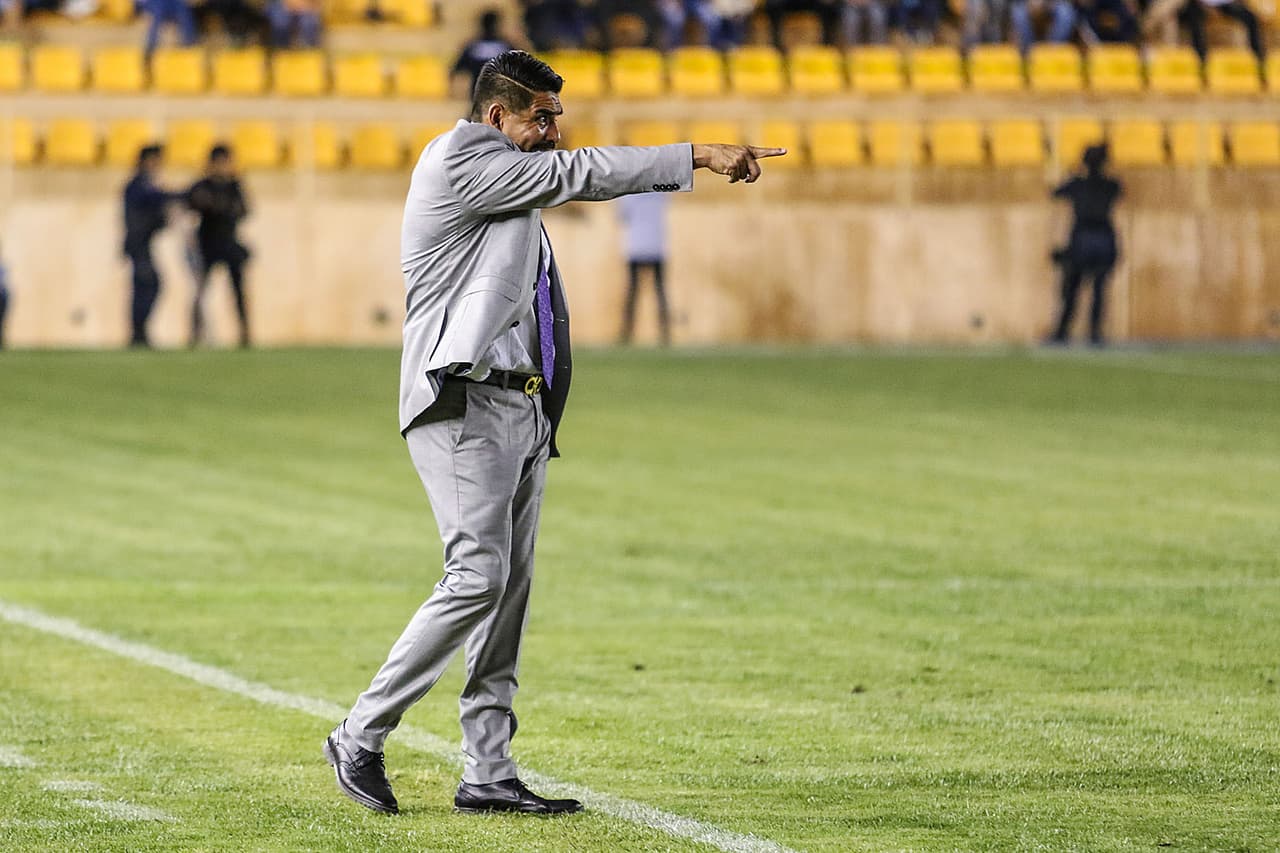 El mexicano Ricardo Rayas es el técnico actual de Alebrijes de Oaxaca, que propinó la primera derrota a Diego Maradona como técnico en el fútbol mexicano.