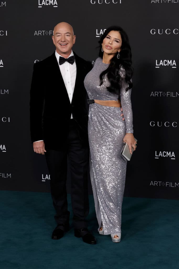 Esto se dio a conocer después de que el National Enquirer publicara mensajes de texto subidos de tono entre Bezos y Sánchez.