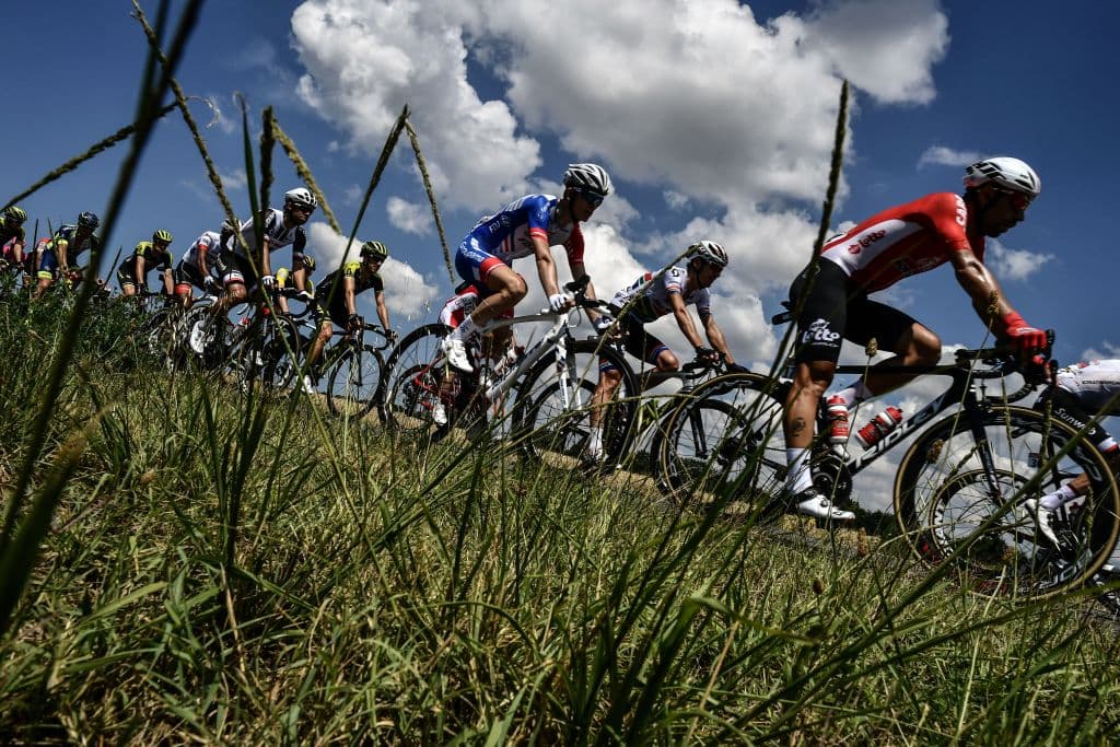 La edición 105 del Tour de Francia arranca desde la isla de Noirmoutier, con una etapa en línea junto a la costa atlántica, en medio de la belleza de paisajes y las postales con seguidores y demás.