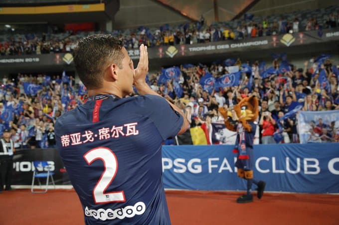 Thiago Silva saluda a la afición del PSG en China.