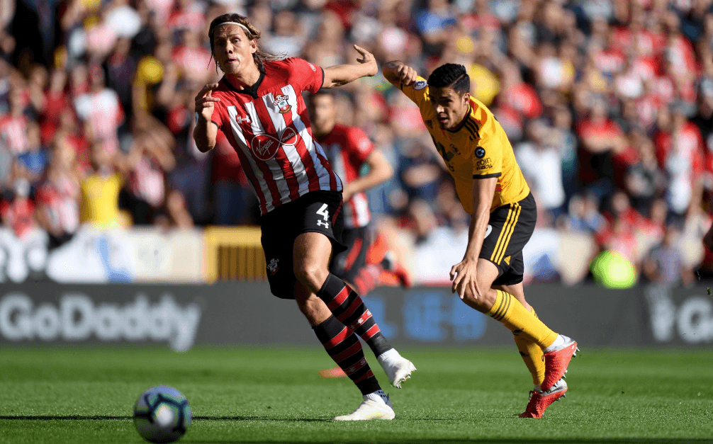 Raúl Jiménez tuvo un par de opciones, de derecha y con la cabeza, que el portero Alex McCarthy salvó de buena forma.