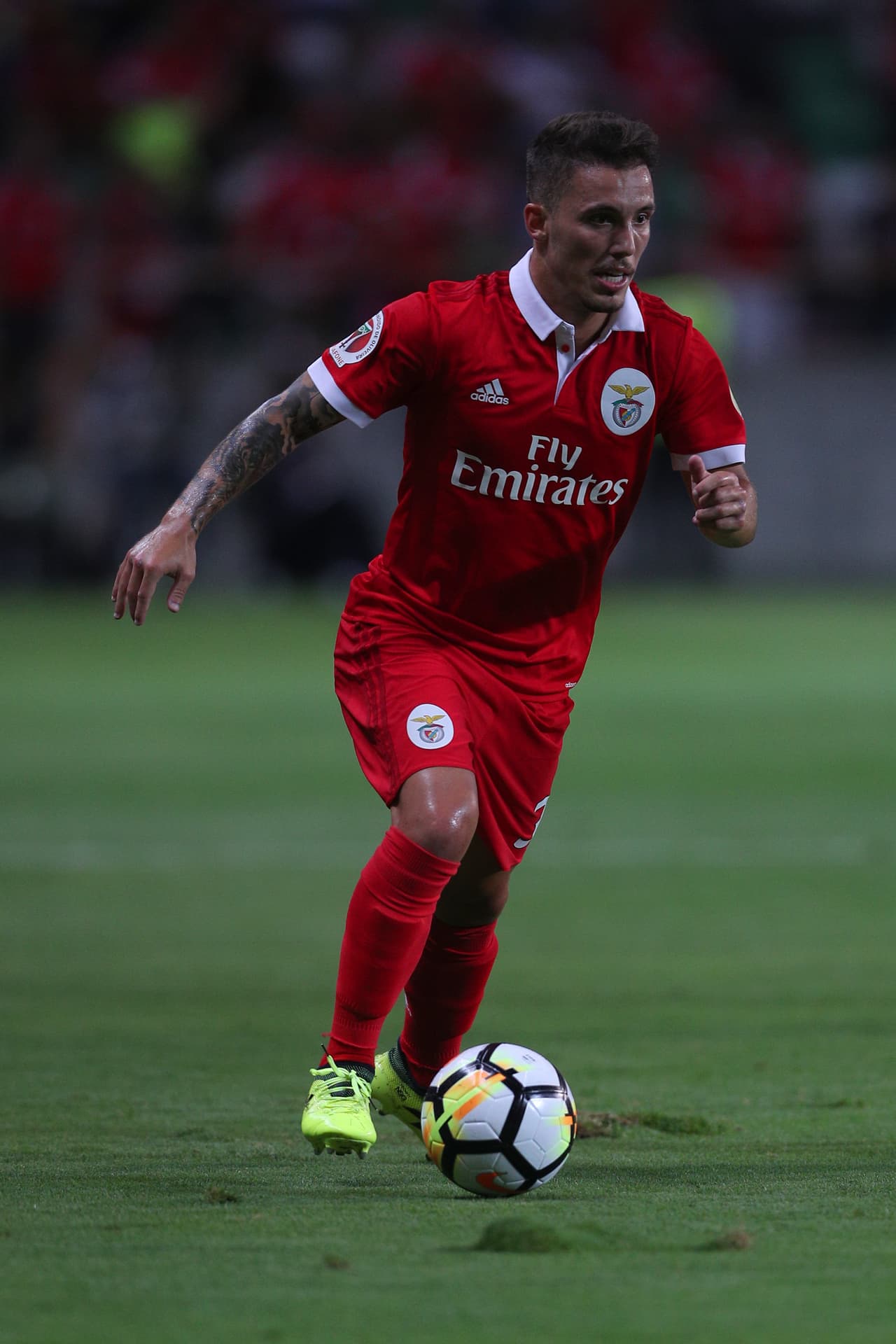 Otro que también interesa en la Premier League es el español Alejandro Grimaldo, jugador del Benfica. Se dice que el Tottenham es quien lo pretende.