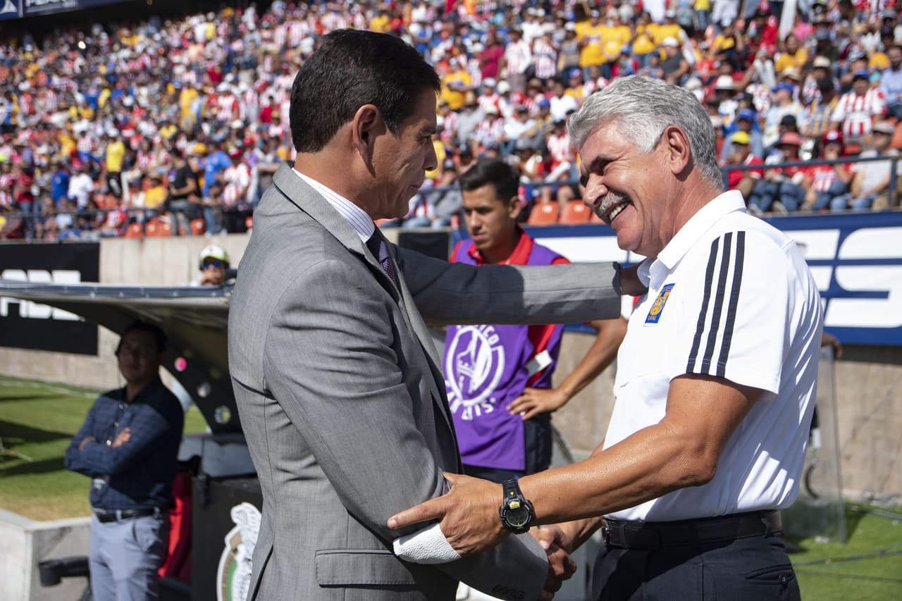 Alfonso Sosa y Ricardo Ferretti se saludaron de manera muy efusiva antes de arrancar el encuentro.
