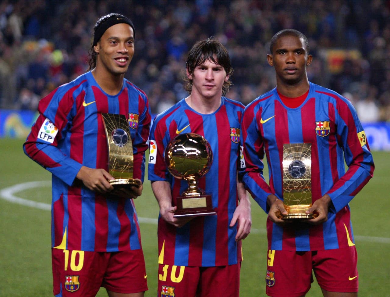 Ronaldinho, el dueño del 10 en 2005 con el Barça, que fue el año en el que llegó Lionel (usando el 30) al club catalán. También se ve a Samuel Eto'o en la foto, otro de sus compañeros a su arribo.