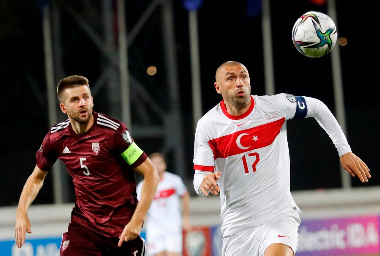 Turquía se impone ante Letonia con anotación de último minuto, dejando el marcador 2-1 durante la eliminatoria mundialista. Las anotaciones corrieron a cargo de jugadores turcos, pues la primera anotación fue autogol de Merih Demiral al 70' y, posteriormente, Serdar Dursun y Burak Yilmaz se encargaron de darle el triunfo.