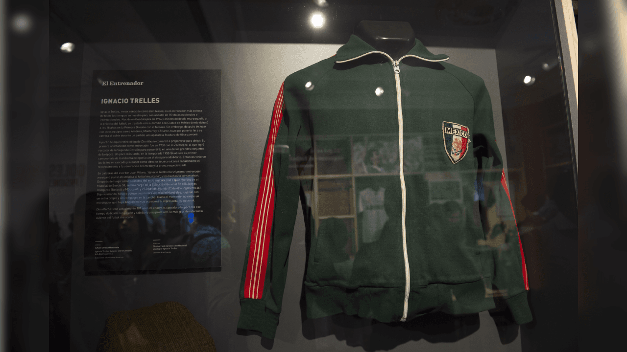 Dirigió a la Selección Nacional de México en las Copas del Mundo de Chile 1962 e Inglaterra 1966.