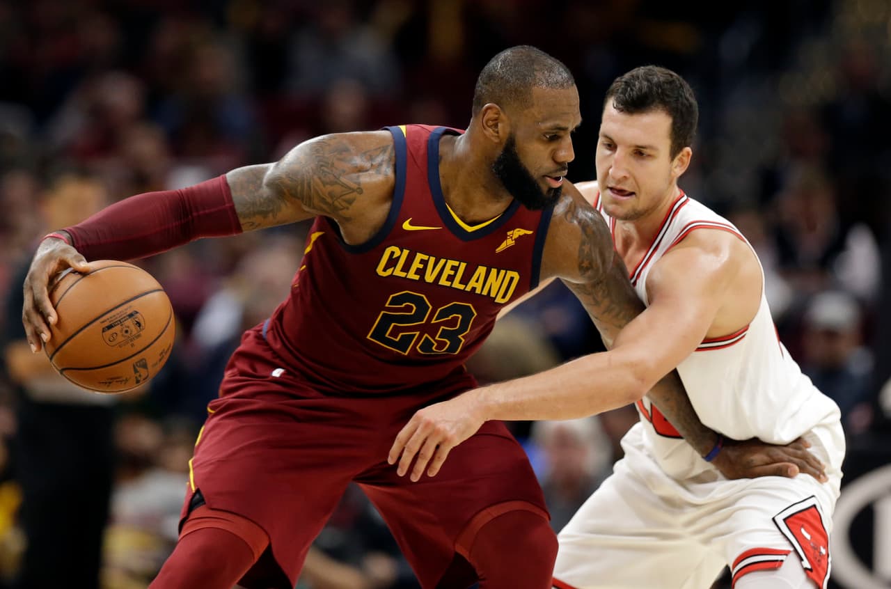 También aportó 13 asistencias, incluyendo un pase sin ver y por la espalda para que Jae Crowder clavase un triplete durante una andanada 15-3 de Cleveland en el tercer cuarto.