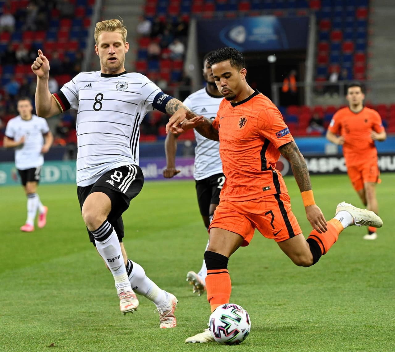 Alemania se impone a Holanda 2-1 durante la Semifinal de la Eurocopa Sub-21 y pasa a la final. Florian Wirtz, con doblete, le daba la ventaja a la escuadara alemana a escasos minutos de haber empezado el encuentro. Fue hasta la segunda mitad que la 'Naranja Mecánica' anotó gol por parte de Perr Schuurs sin lograr el empate.