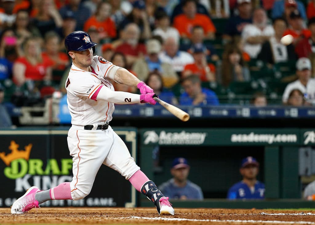 Con mensajes en el rostro, en los zapatos, con guenteletas, muñequeras, guantes, bates y detalles en las bases y otras señales, los peloteros en las Ligas Mayores celebraron el Día de las Madres tiñendo los diamantes de Major League Baseball de rosa.
