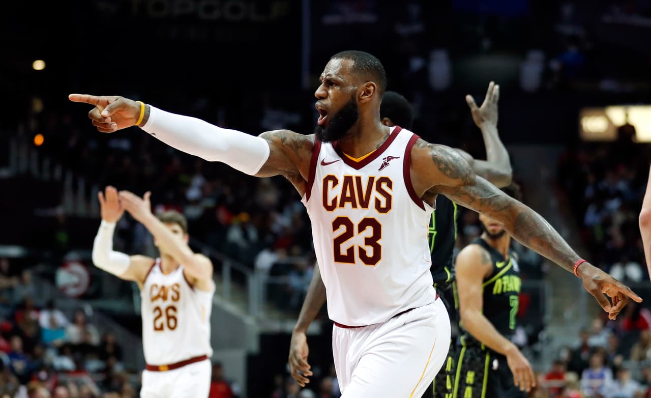James terminó con un triple-doble y Korver firmó su mejor anotación de la temporada con 30 puntos, y los Cavaliers doblegaron 123-107 a Atlanta Hawks.