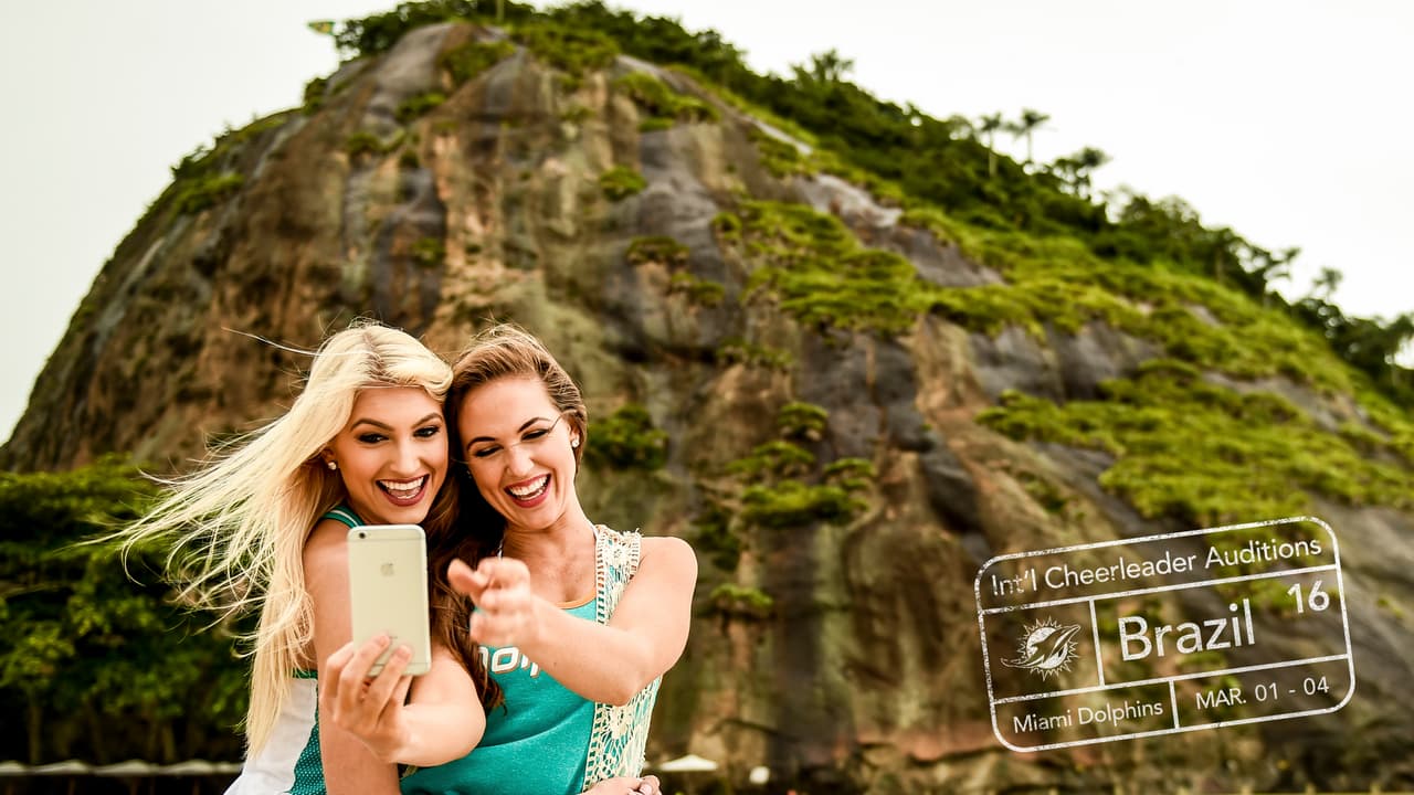 Allison y Krista, porristas de los Miami Dolphins, están buscando bellezas latinas para que se integren la próxima temporada. Arrancaron en Brasil y le sigue Argentina, México y Colombia.
