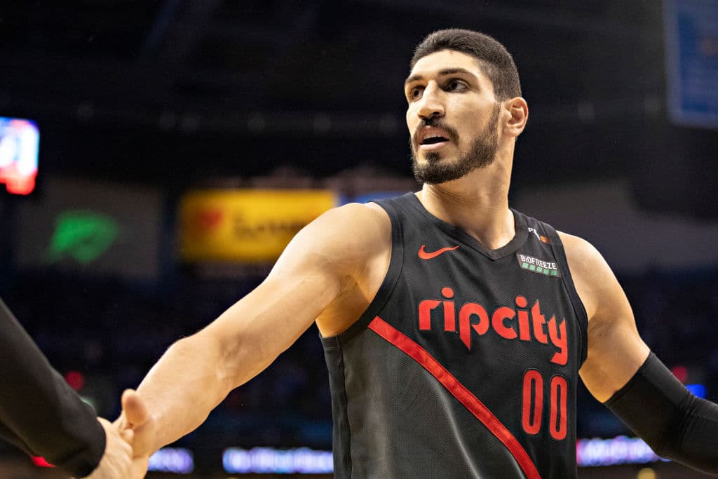 <b>5) Enes Kanter</b>. El poste turco que inició su temporada con los New York Knicks está a las puertas de las Finales de la NBA. Tras la inesperada y dolorosa baja de Yusuf Nurkic, ha emergido como el hombre fuerte en la pintura para Portland. Sus 12.9 puntos y 10.6 rebotes por juego en estos Playoffs han sido un aporte valioso para el retador del Oeste.