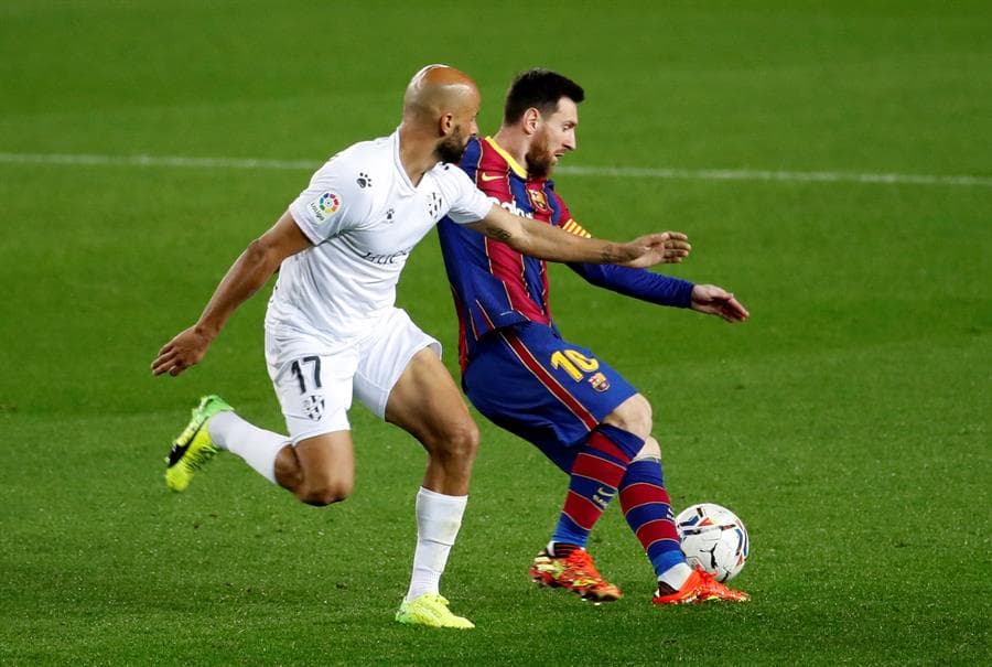 Barcelona se impone en casa ante el Huesca 4-1. Los goles corrieron a cargo de Lionel Messi (13' y 90'), Antoine Griezmann (35') y Oscar Mingueza (53'). Por parte de la visita, el gol fue de Rafa Mir al 49'. La 'Pulga' sumó su partido número 767 con el equipo culé e iguala el número de Xavi.